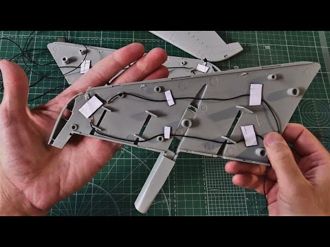 Видео: Сборка крыла и фонарь... AV-8B Harrier 2 "Hobby Boss" 1:18