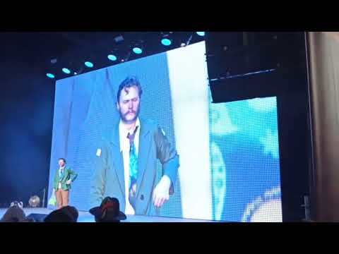 Видео: Epic Con Косплей на Гаррье Дюбуа Disco Elysium