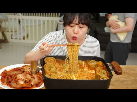 Видео: Острый Тымсэ Рамён с пельменями и нарезанным рисом🍜 едят во время ухода за ребенком.
