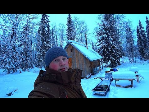 Видео: Приехал на рыбалку, ловим хариуса. Изба в тайге, это классно! Часть1.