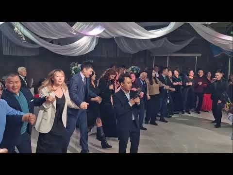 Видео: Ансамбль "Махсыым уолаттара" из с. Хатырык запевает круговой танец "Осуохай" 01 ноября 2024 г.