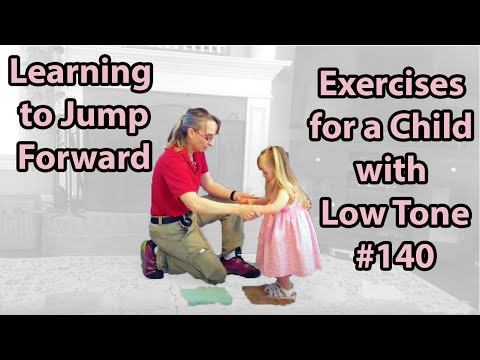 Видео: # 140 Учимся прыгать вперед: упражнения для ребенка с низким тонусом