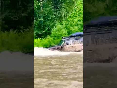 Видео: Nissan Patrol брод р.Садра Nissan Patrol ford across the Sadra River.