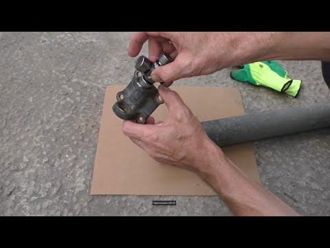 Видео: Замена задней крестовины карданного вала на Nissan Qashqai 2,0 4WD Ниссан Кашкай 2008 года