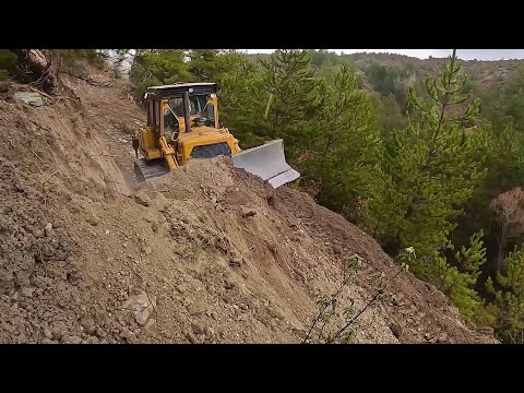 Видео: Опасная миссия бульдозера Caterpillar D7g по резке высоких склонов #caterpillar #bulldozer