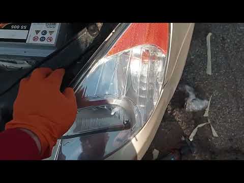 Видео: Як зняти фару на Hyundai Accent 2008 року