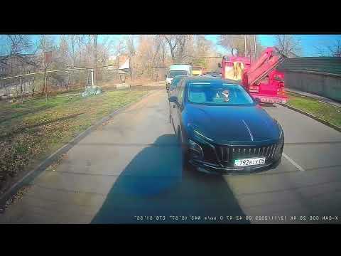 Видео: 12.11.2025 Алматы мкр Самгау Жанаарка 10/6a. Движение по встречной полосе , создание помех. 020ERH02