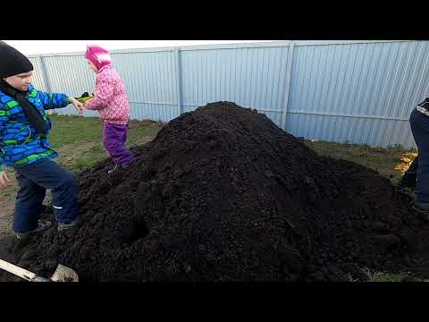 Видео: Конец апреля на даче в Подмосковье. Заказали плодородный грунт. Собрали две грядки.