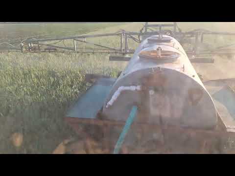 Видео: Обзор переделанного опрыскивателя.