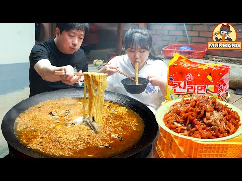 Видео: Mukbang | Oyster добавил JIN Ramen с домашней редькой Kimchi.