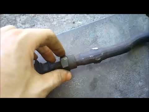 Видео: BMW 320d E46 Замена передней рулевой тяги