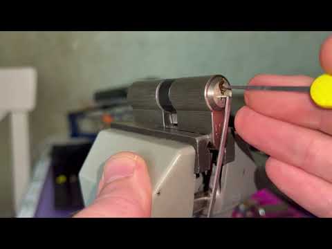 Видео: Opening a lock WÜRTH (EVVA EPS) 5pin. Вскрытие цилиндра WÜRTH (EVVA EPS) 5 пинов.