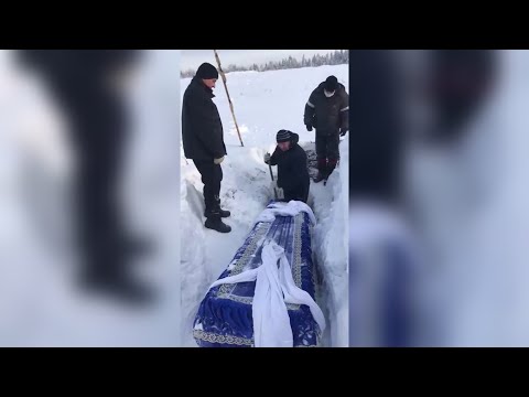 Видео: Родня заставила гробовщиков могилу углублять