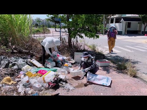 Видео: Помогли матери-одиночке убрать стихийную свалку народного мусора прямо на тротуаре
