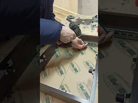 Видео: Кухонный стол "Лидер"