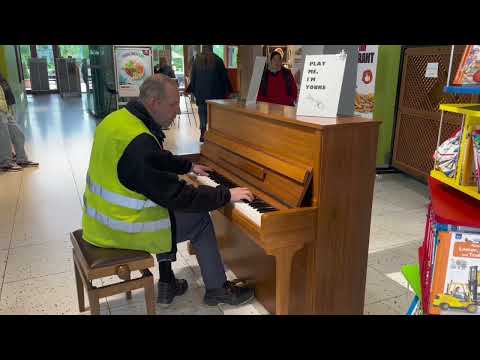 Видео: Дальнобойщик играет на пианино на паркинге в Германии. The truck driver is playing piano.