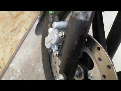 Видео: Bajaj Boxer 150 Disc Обслуживание переднего тормоза