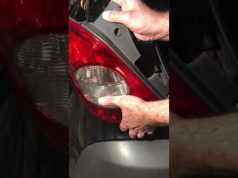 Видео: Снятие и установка заднего фонаря Каптива/Антара замена ламп