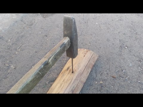 Видео: Читерский способ как с лёгкостью забить гвоздь молотком в лесвянное дерево чтобы он не гнулся