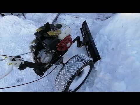 Видео: Чистка снега мотоблоком с лопатой. Мотоблок. Засыпало снегом.Removing snow with a fillerblock.