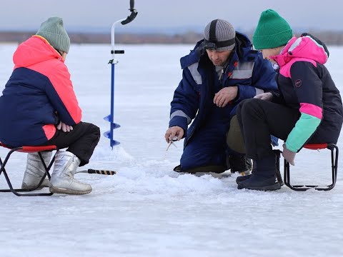 Видео: ВСЕМ СЕМЕЙСТВОМ НА ЛЁД! Рыбалка в конце марта...