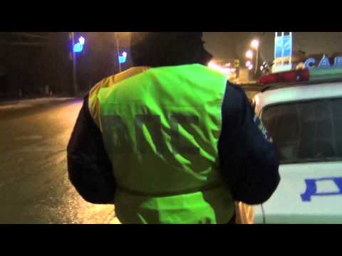 Видео: А 143164 ГАИ г. Саратова, человек в форме полицейского требует документы