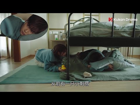 Видео: Бойфренд игнорирует людей, прячется под кроватью, а героиня задабривает ее, как ребенка!