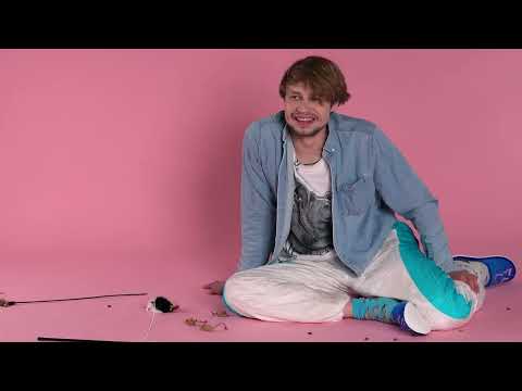 Видео: Иван Мулин в окружении котят отвечает на вопросики СТС Love