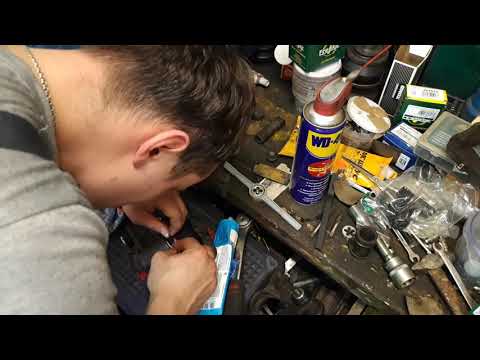 Видео: Заклинило суппорт, замена рем.комплекта на Peugeot 605, пневмо прокачка тормозов