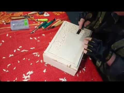 Видео: Резьба по дереву. Врезка петель и резьба крышки