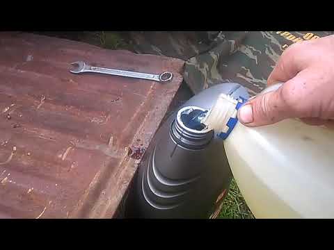 Видео: Промывка соляркой и замена масла.