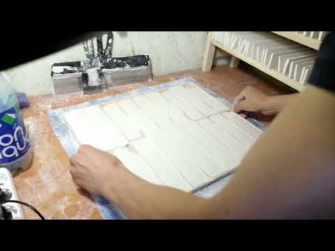 Видео: Бизнес на балконе. Производство гипсовых кирпичей. Как парень зарабатывает на декоративных кирпичах