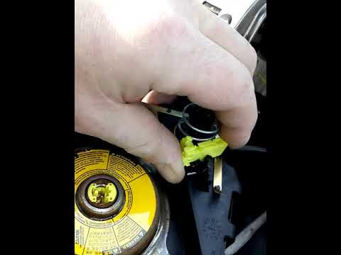 Видео: Замена подрулевой улитки в Ниссан Тиида седан(1)