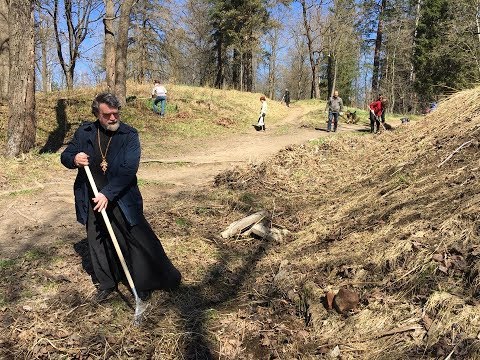 Видео: Уборка Румболовского парка прихожанами храма Спаса Нерукотворного Образа на Дороге жизни