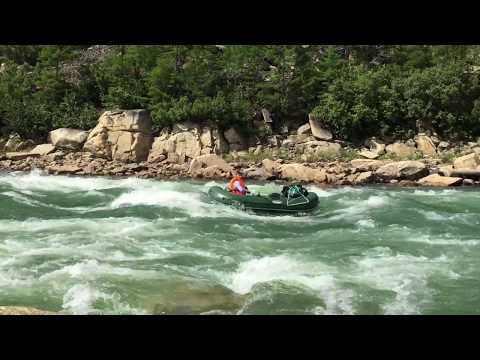 Видео: Колыма. Бахапча. Пороги. 3-я категория сложности!!! Лодки Кантегир-300.