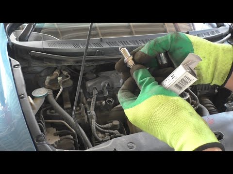 Видео: Замена свечей и катушек зажигания на Honda Civic 1,8 Хонда Цивик 2008