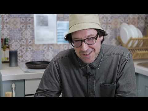 Видео: Как живут современные художники? | Олег Устинов