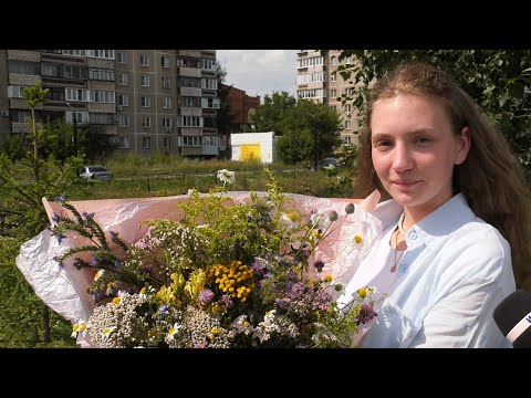 Видео: Копейчанка собирает букеты из полевых цветов