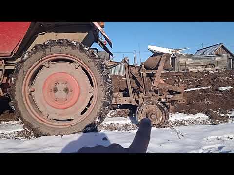 Видео: Трактор.#Т-25, не может пахать плугом. Самый безполезный для деревни, и который ничего не может!