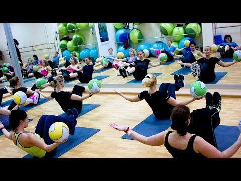 Видео: Упражнения с медболом. GuberniaTV