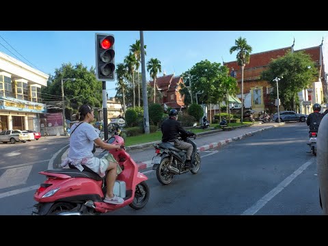 Видео: Таиланд. Чиангмай. По улицам старого города на бесплатном шаттле. 13 декабря 2024.