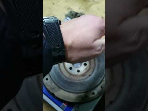 Видео: Веста, гранта на горячую не включаются или плохо включаются скорости. Тросовая кпп. Износ маховика