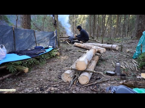 Видео: Костер нодья из 3х бревен. Организация ночевки на охоте.