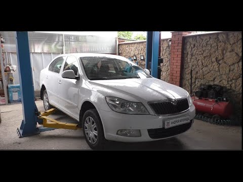 Видео: Замена правой передней ступицы на Skoda Octavia 1,6 Шкода Октавия 2013 года