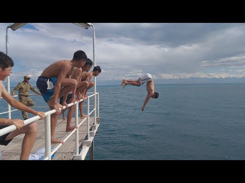 Видео: Крутые прыжки с пирса от крутых парней! Красивейшее виды на озеро Ысык-Кол. Иссыкуль. Алтын Кум.