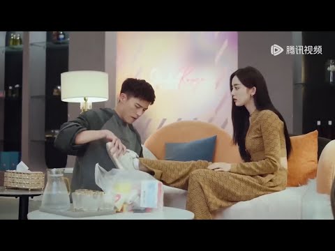 Видео: Генеральный директор снимает штаны, чтобы обработать ногу Золушки,