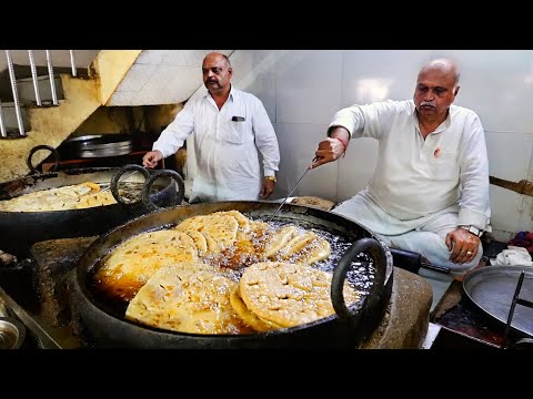 Видео: Индийская уличная еда - Самый большой жареный бисквит в мире! Раджастан Индия
