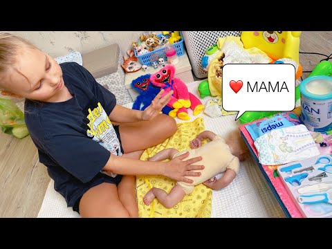 Видео: Baby girl reborn care! Reborn bottle feeding / Кормление реборна Алисы из бутылочки