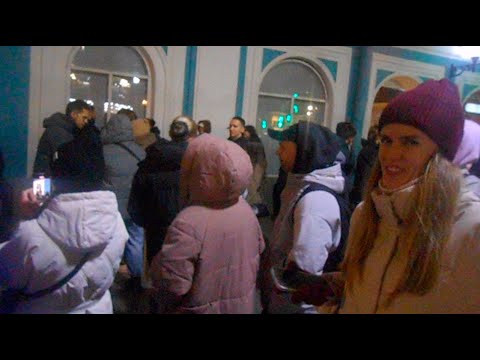 Видео: Уличные музыканты Питер гр. Бурят и Ко поет Бато на Невском 2 ноября - Кукушка