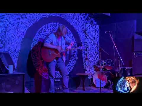 Видео: Алексей Шим - музыкант, виртуоз, маг, волшебник гитары. Бар Fish Fabriqua. Проект Открытый Микрофо.